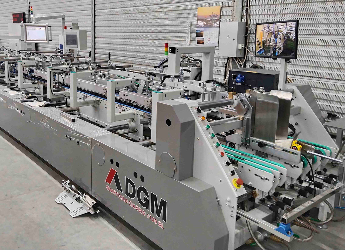 ФАЛЬЦЕВАЛЬНО-СКЛЕИВАЮЩАЯ МАШИНА DGM SMARTFOLD 1100SL В ООО «ГАММА-УНИПАК»