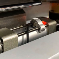 Пневматическое устройство блокировки высечной плиты