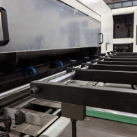 Подающий стол с механизмом бокового равнения