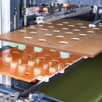 Усовершенствованная система крепления в секции тиснения