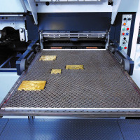 Секция тиснения с сотовой плитой